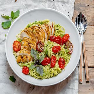 Tagliatelle cu pui si sos pesto