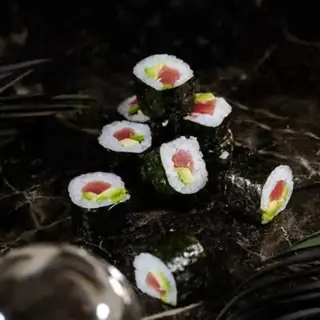 Maki De Atún Y Aguacate (8 Uds.)