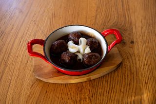 Albóndigas de ternera con tallarines de sepia