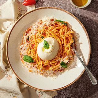 Букатини с неаполитански доматен сос, бурата и листа босилек (450г)