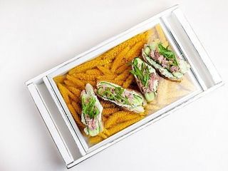 Брускета з Тунцем, огірком і кремом із авокадо та сиром каліфорнія (180g)