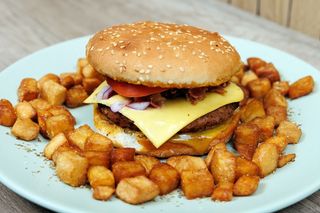 Burger sa svinjskim mesom i slaninom