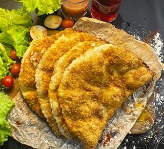 Чебурек з м'ясом, сиром та грибами (26см)