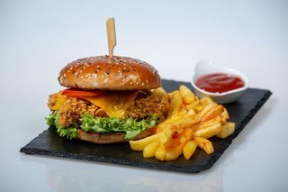 Crispy Burger, Cartofi Prajiti, sos inclus
