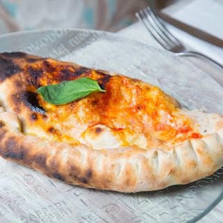 Calzoni con cipolla, gorgonzola e mozzarella