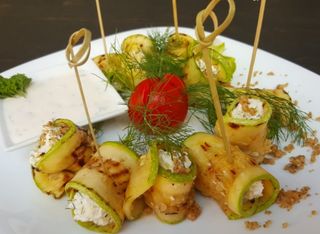 Рулца от тиквички с крема сирене и чеснов сос (400г)