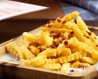 Patatas rizadas con queso y bacon