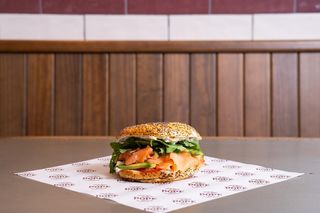 Deli Bagel Salmón