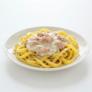 Domaći rezanci s tunom u u vrhnju i vinu