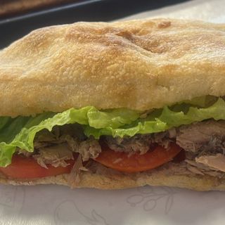 Panino tonno pomodoro e insalata