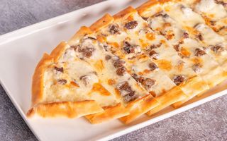 Пиде с сыром и прожаренным мясо