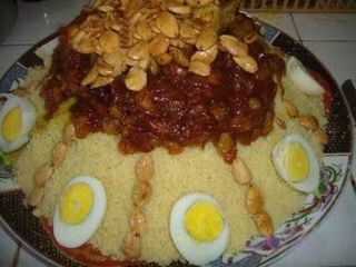 Cuscús  tfalla.  Pollo. Con. Cebolla confitada.pasas y almendraras 