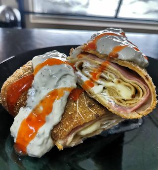 Pohovana palačinka sa šunkom, tartarom i pomfritom