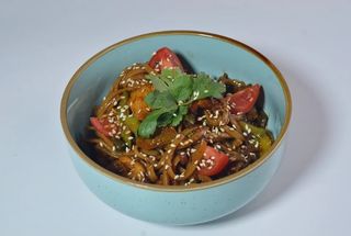 Соба с говядиной и овощами