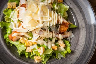 Цезар с хрупкаво пиле (280г)