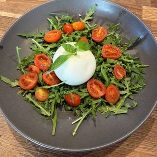 Burratina con tomatitos cherry asados