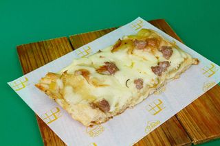 Focacia patate al forno e salsiccia