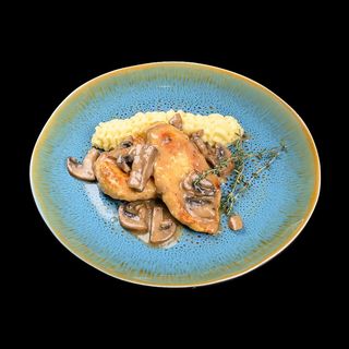 Пилешко филе с гъбен сос и ароматно картофено пюре (350г)