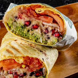 Falafel cu salata de vinete si rodii in lipie