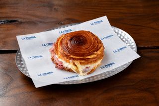Brioche prosciutto cotto iberico e formaggio
