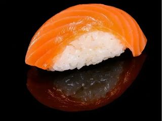 Nigiri z łososiem (50g)