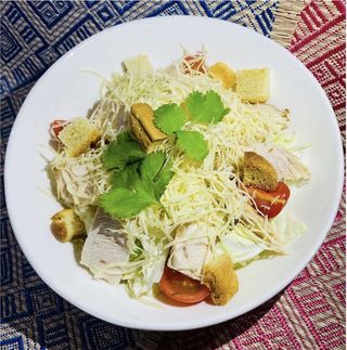 салат Цезарь с курицей