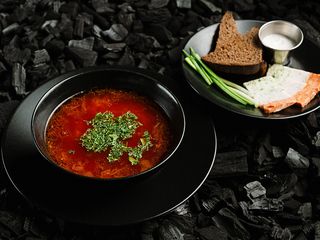 Борщ на підкопченому ребрі (430/30g)