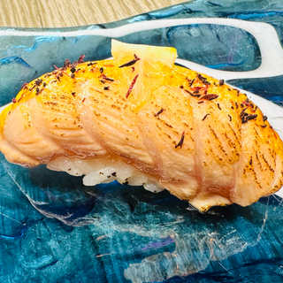 Nigiri Amankaya De Salmon Aburi Mayo Amankaya Arroz Frito Lima (1 Ud.)
