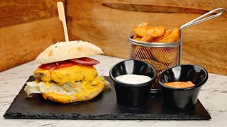 Burger de vita cu cartofi wedges