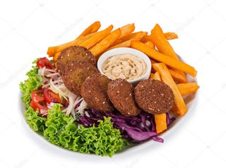 Piatto falafel con patate e insalata
