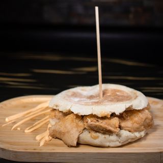 Bifanas à moda do Porto em bolo do caco