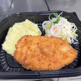 Відбивна з курки з картопляним пюре та салат з свіжої капусти, хліб(400г)