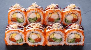 Роял-рол сяке з креветкою та тобіко