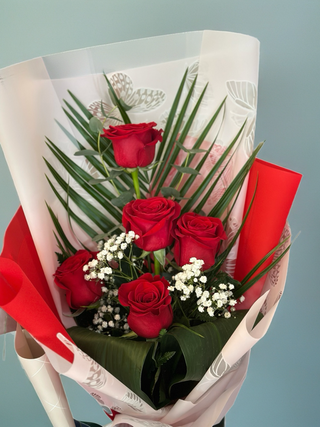 5 ruža sa zelenilom u pakovanju