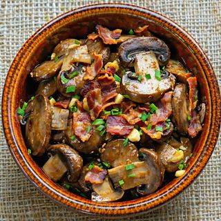 Задушени гъби с бекон и чесън