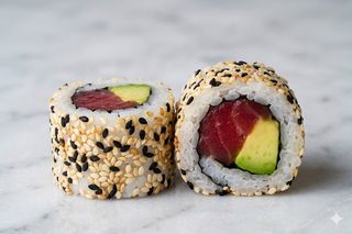 Uramaki De Atún Con Aguacate Y Sésamo (8 Pzas.)