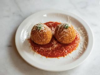 Аранчіні з моцарелою та базиліком