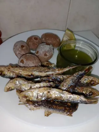 Sardinas fritas, papas arrugadas y mojo verde