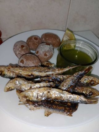 Sardinas fritas, papas arrugadas y mojo verde