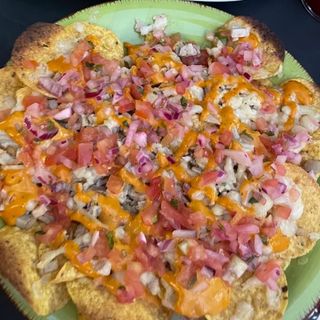 Nachos de maíz  con chicharrón de Cádiz y queso de cabra payoya