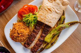 Adana kebab de miel la farfurie