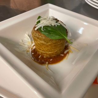 Tortino di melanzane su fondente di pomodoro e cacioricotta