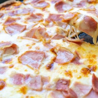 Pizza jamón York y queso 