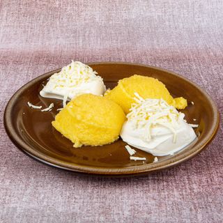 Mămăliguţă cu brânză de vaci şi smântână