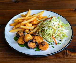 Ciuperci pane cu cartofi prăjiți și salata de varza