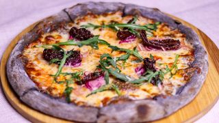 შავი პიცა ბეკონით 33cm