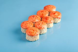 Запеченный ролл с лососем яки и сливочным сыром		