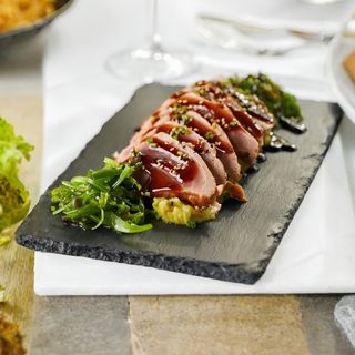 Tataki de atún con guacamole, wakame y salsa teriyaki
