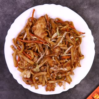 46. Пържени спагети с пилешко, зеленчуци и яйце (600г)