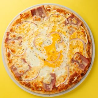 Pizza Tomate, bacon, cebolla, nata, y huevo (32 cm